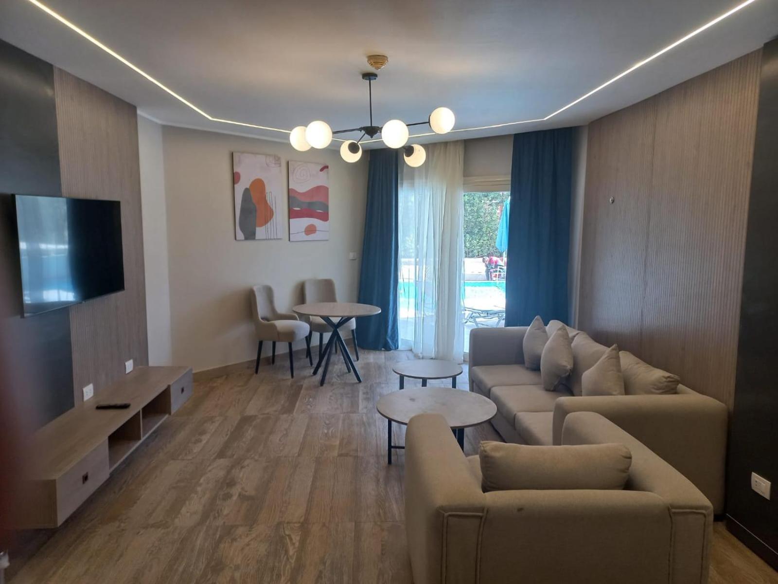 Jacuzzi Swim-Up Suite +16