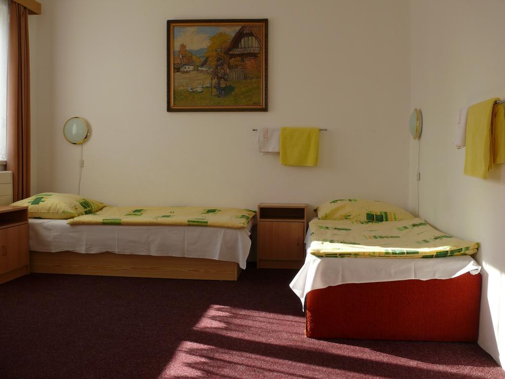 Deze driepersoonskamer heeft een gedeelde badkamer.