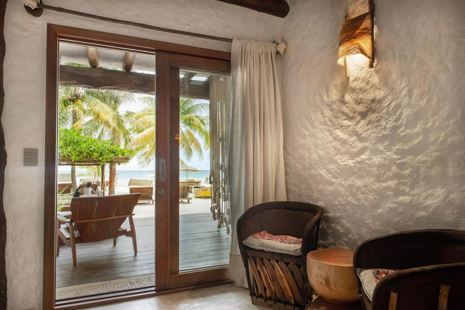 Suite con cama extragrande y vistas al mar