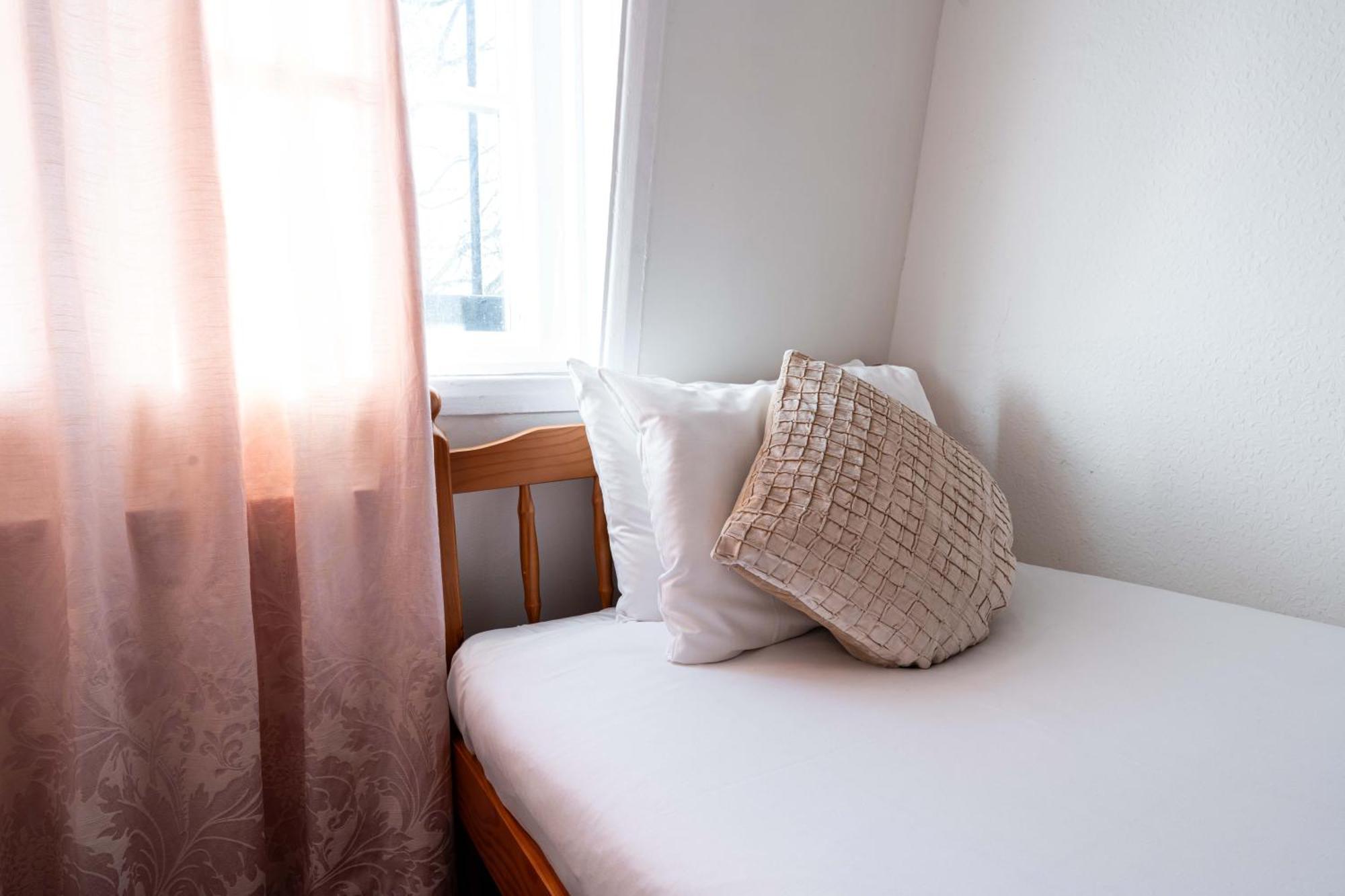 Chambre Simple avec Toilettes Communes