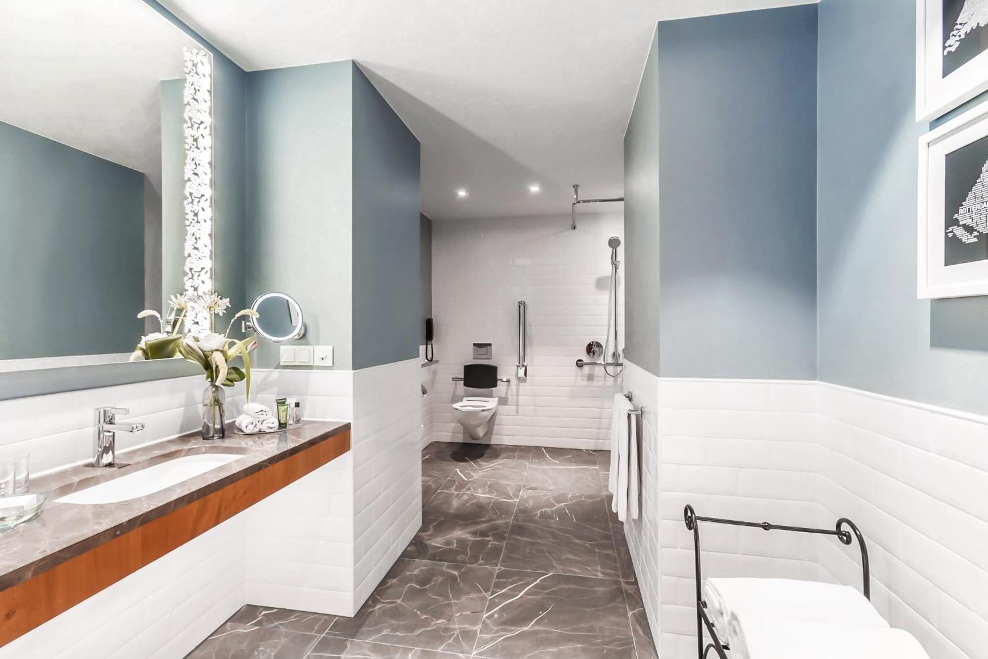 Chambre Double avec Douche Accessible en Fauteuil Roulant - Adaptée aux Personnes à Mobilité Réduite