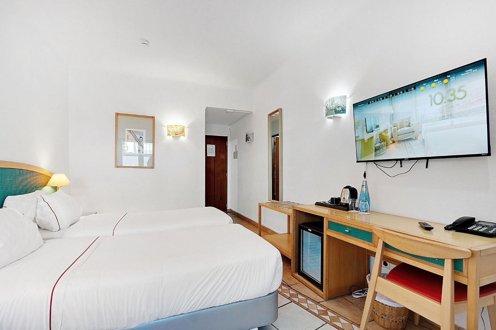 Tweepersoonskamer met 1 of 2 Bedden en Uitzicht op het Zwembad