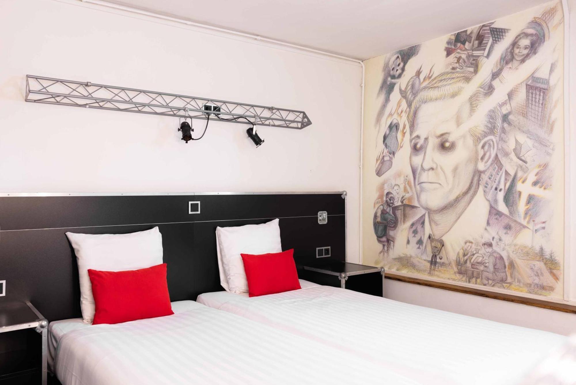 Tweepersoonskamer met 1 of 2 Bedden en Gedeelde Badkamer in het Souterrain