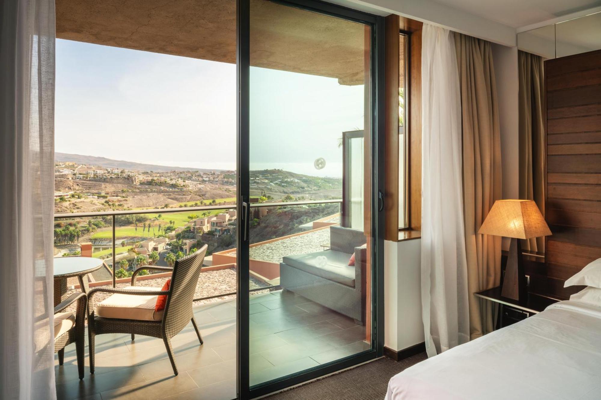 Deluxe Doppelzimmer mit Balkon und Blick auf den Golfplatz