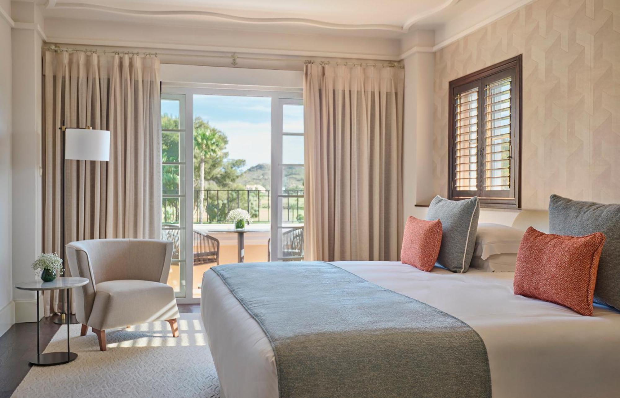Chambre Lit King-Size avec Grande Terrasse - Vue sur Golf - Accès au Grand Club