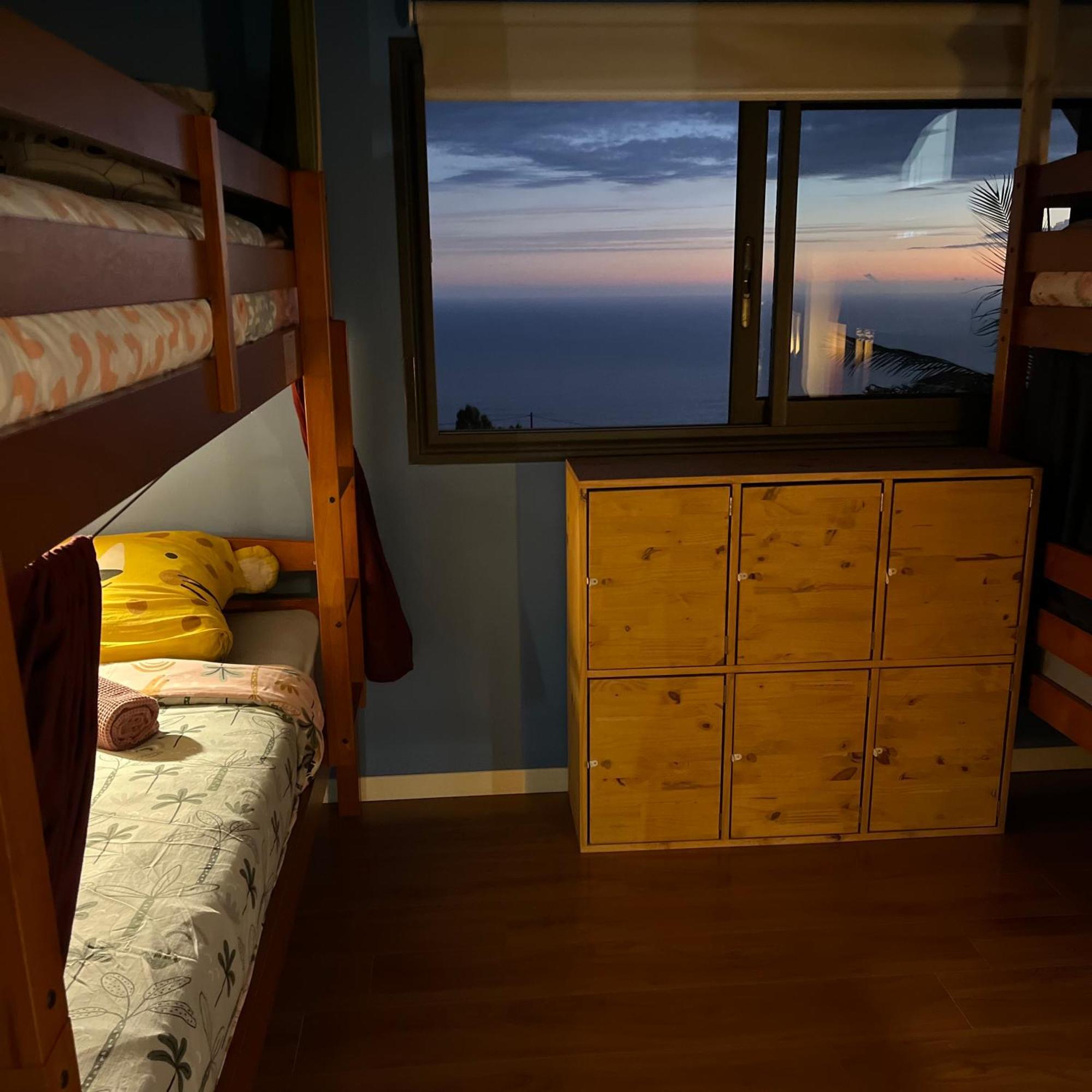 Lit Simple dans Dortoir Mixte