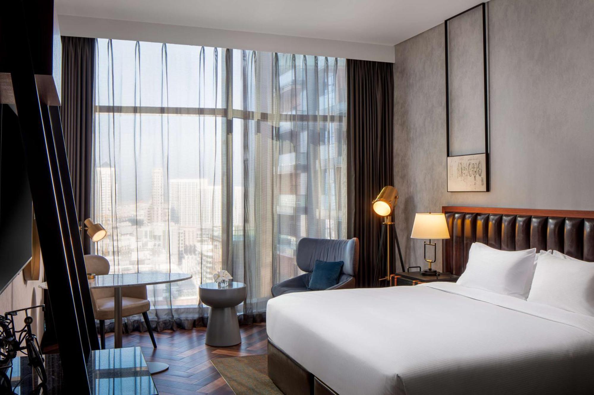 Deluxe Zimmer mit Kingsize-Bett und Blick auf die Skyline