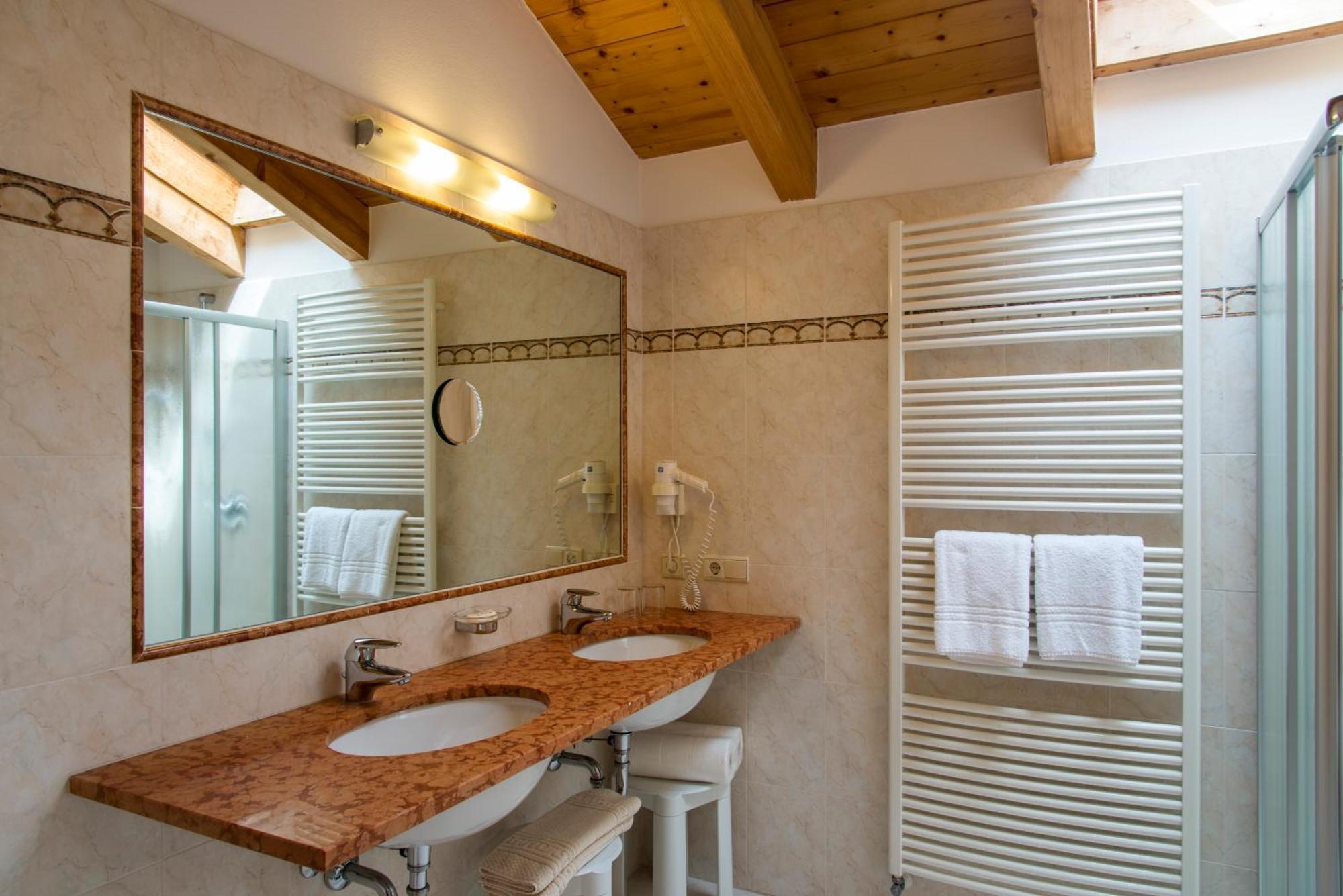 One-Bedroom Apartment,1580206467:JPEG