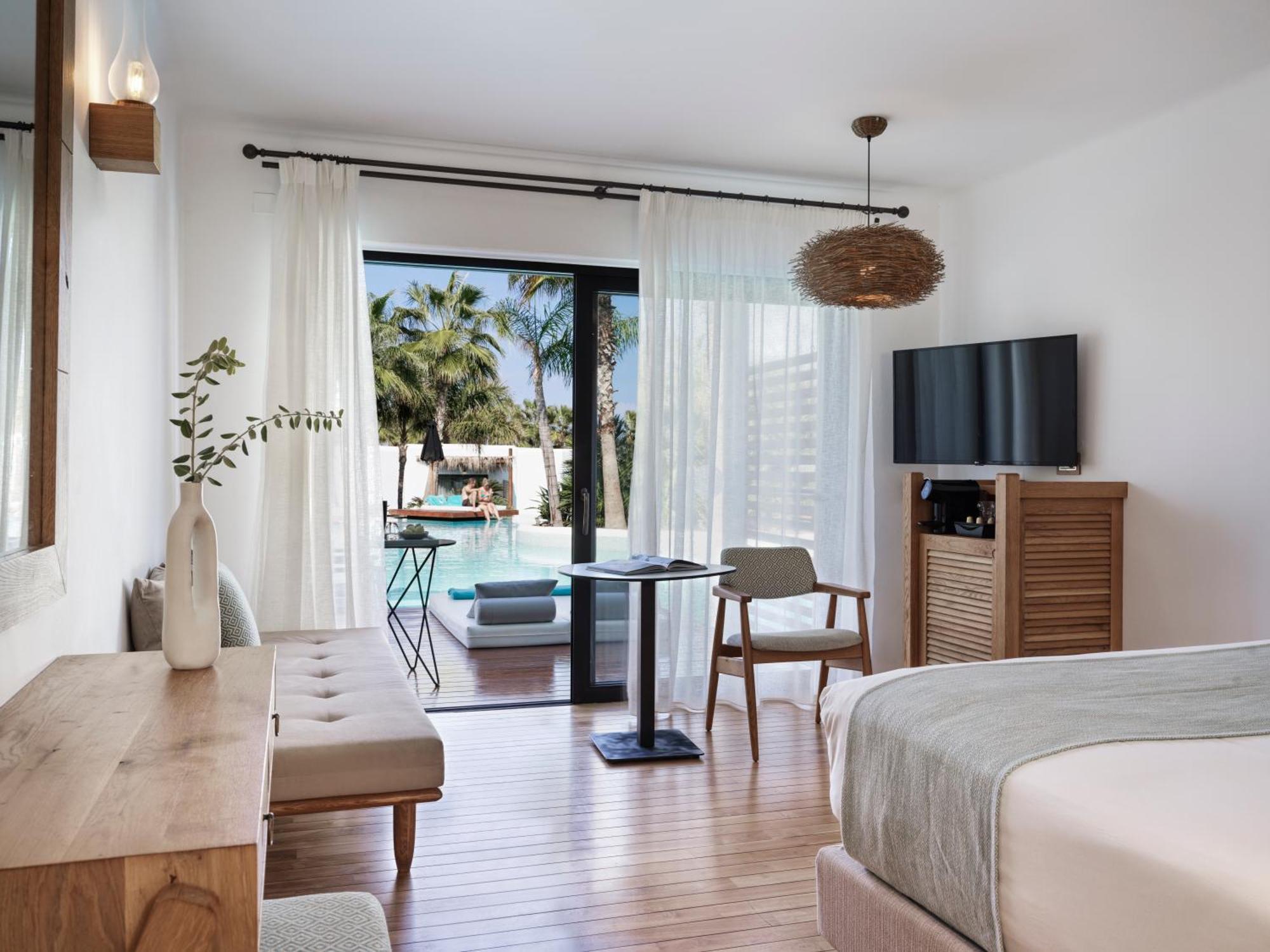 Luxury Double Room Shared Pool,1522561768:JPEG
