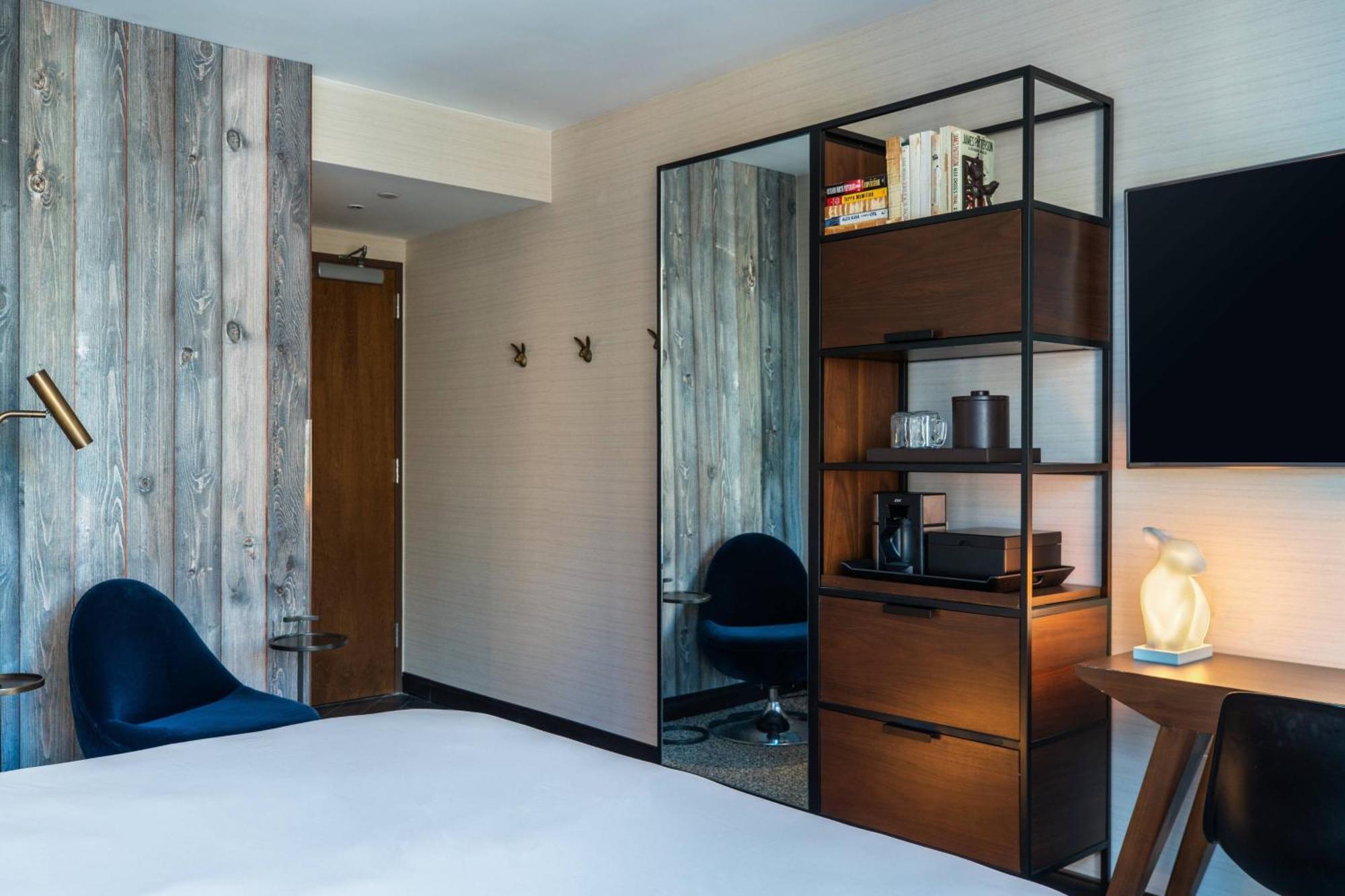 Zimmer mit Kingsize-Bett und Stadtblick - schwerhörigengerecht