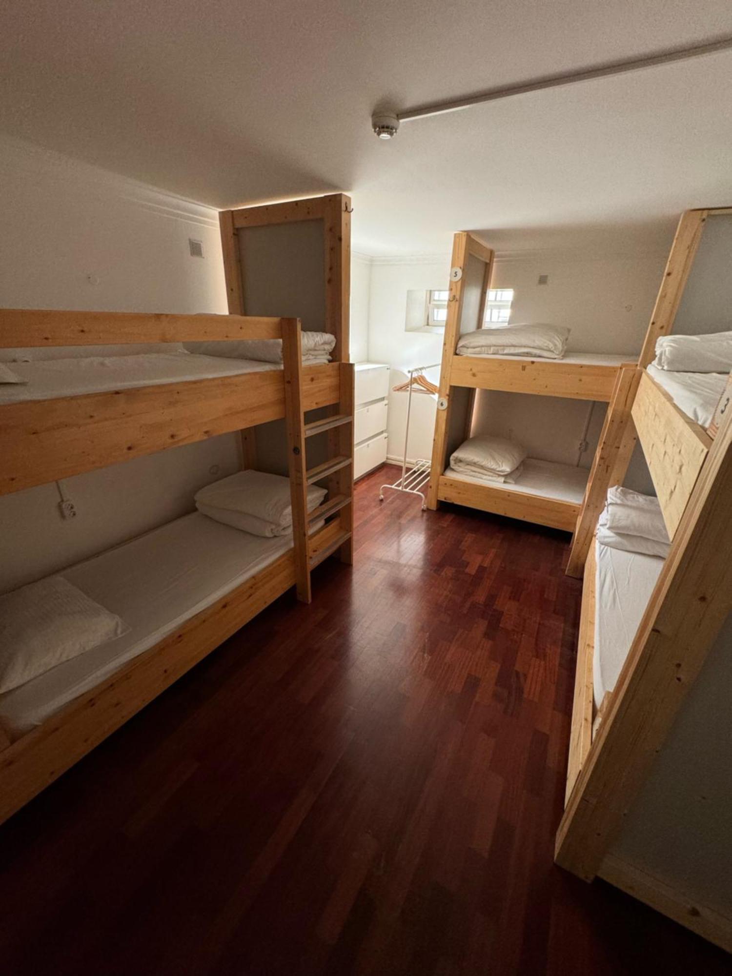 Cama em Dormitório Misto com 6 Camas