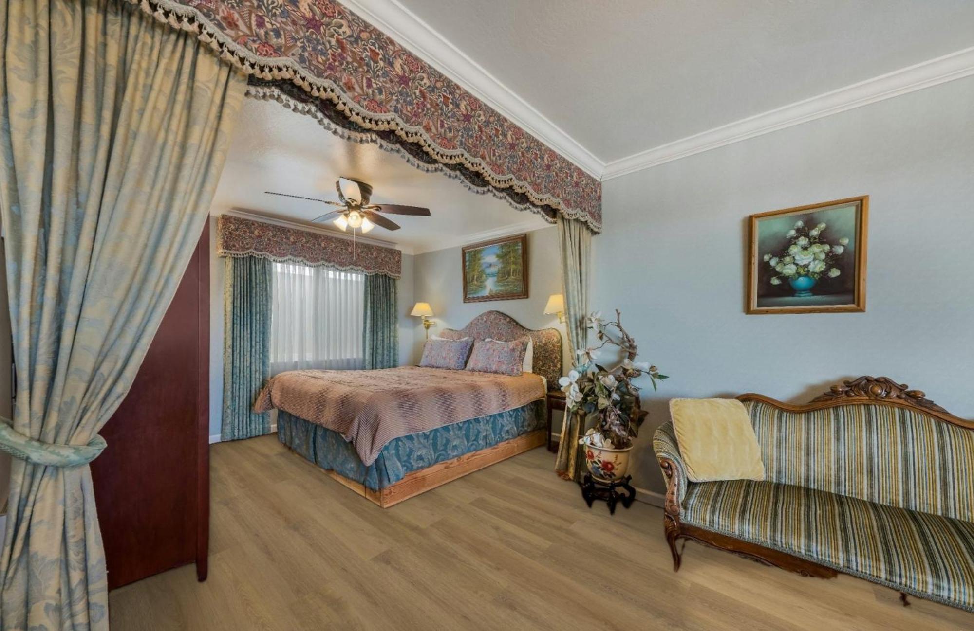 Suíte com Cama King-size e Sofá