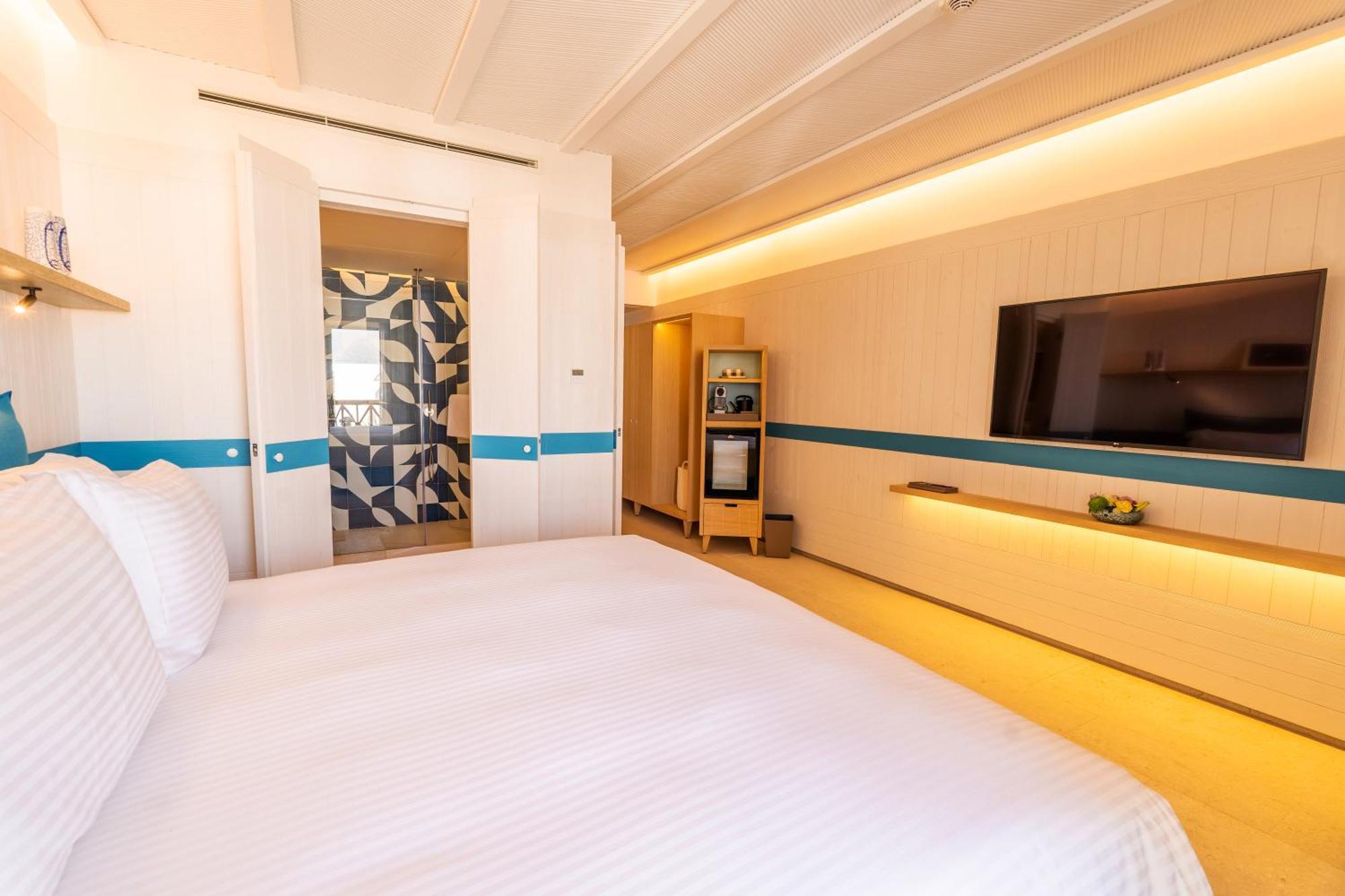 Deluxe Kamer met Kingsize Bed en Uitzicht op het Zwembad
