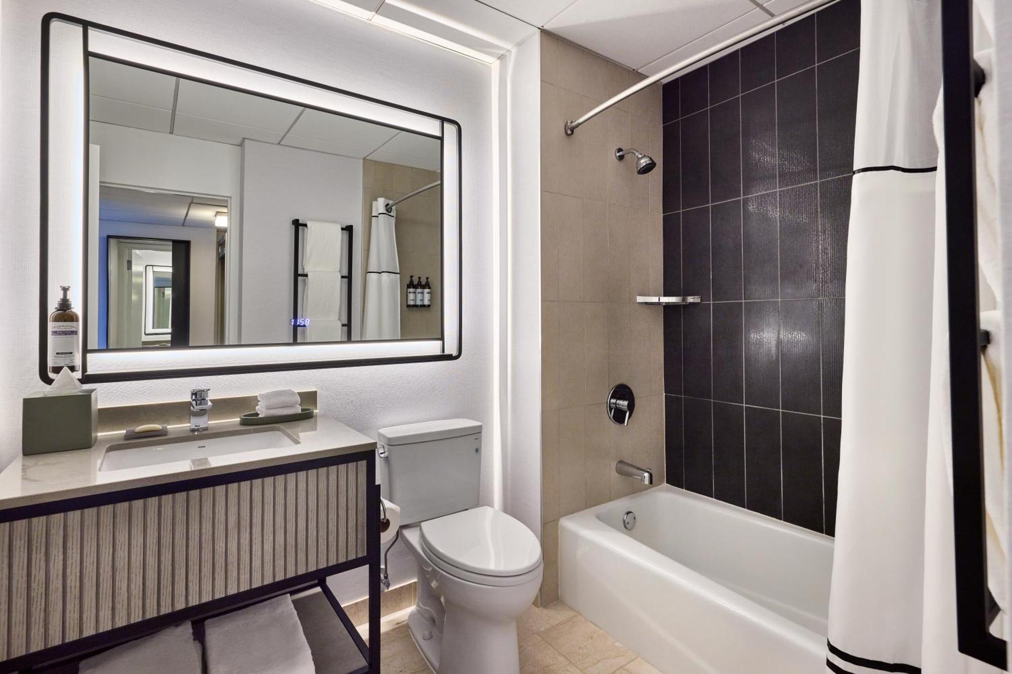 Habitación con cama extragrande, vistas a la ciudad y bañera accesible