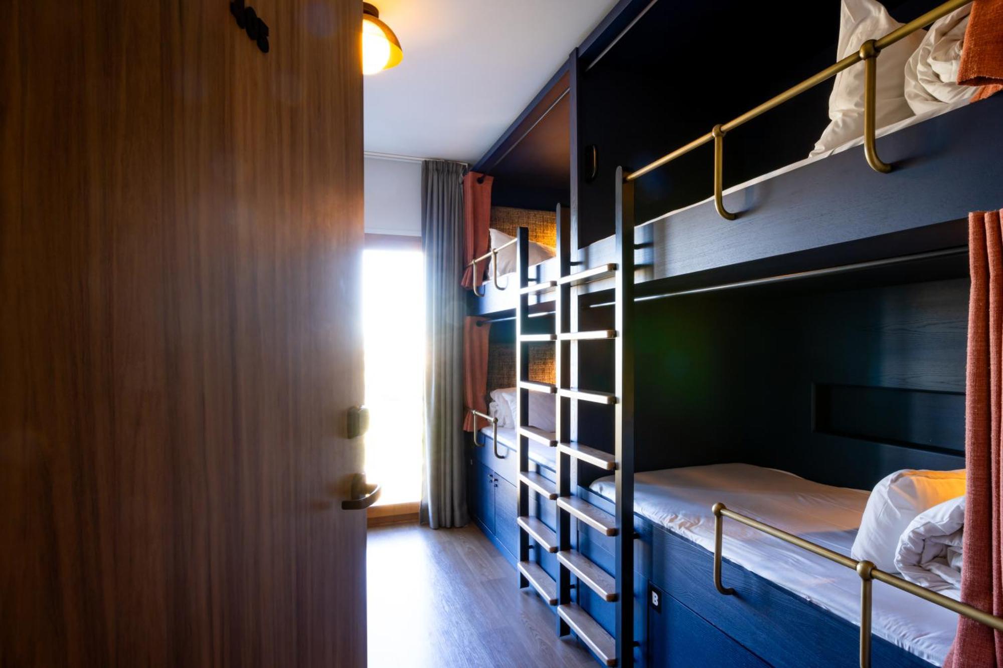 Lit Simple dans Dortoir pour Hommes