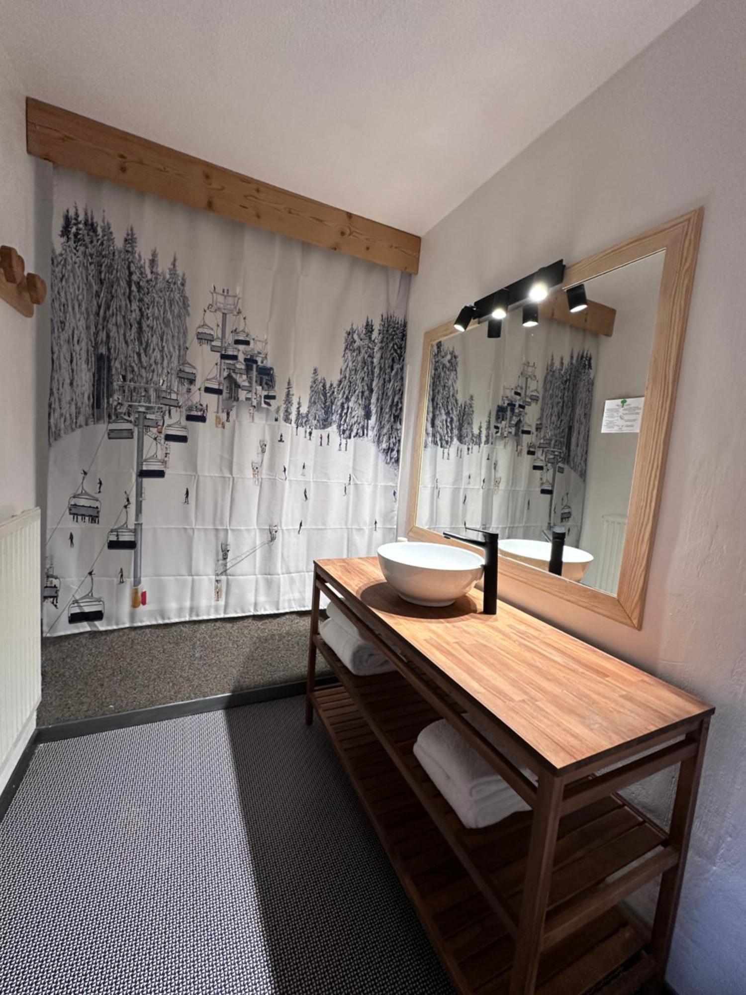 Habitación con cama grande