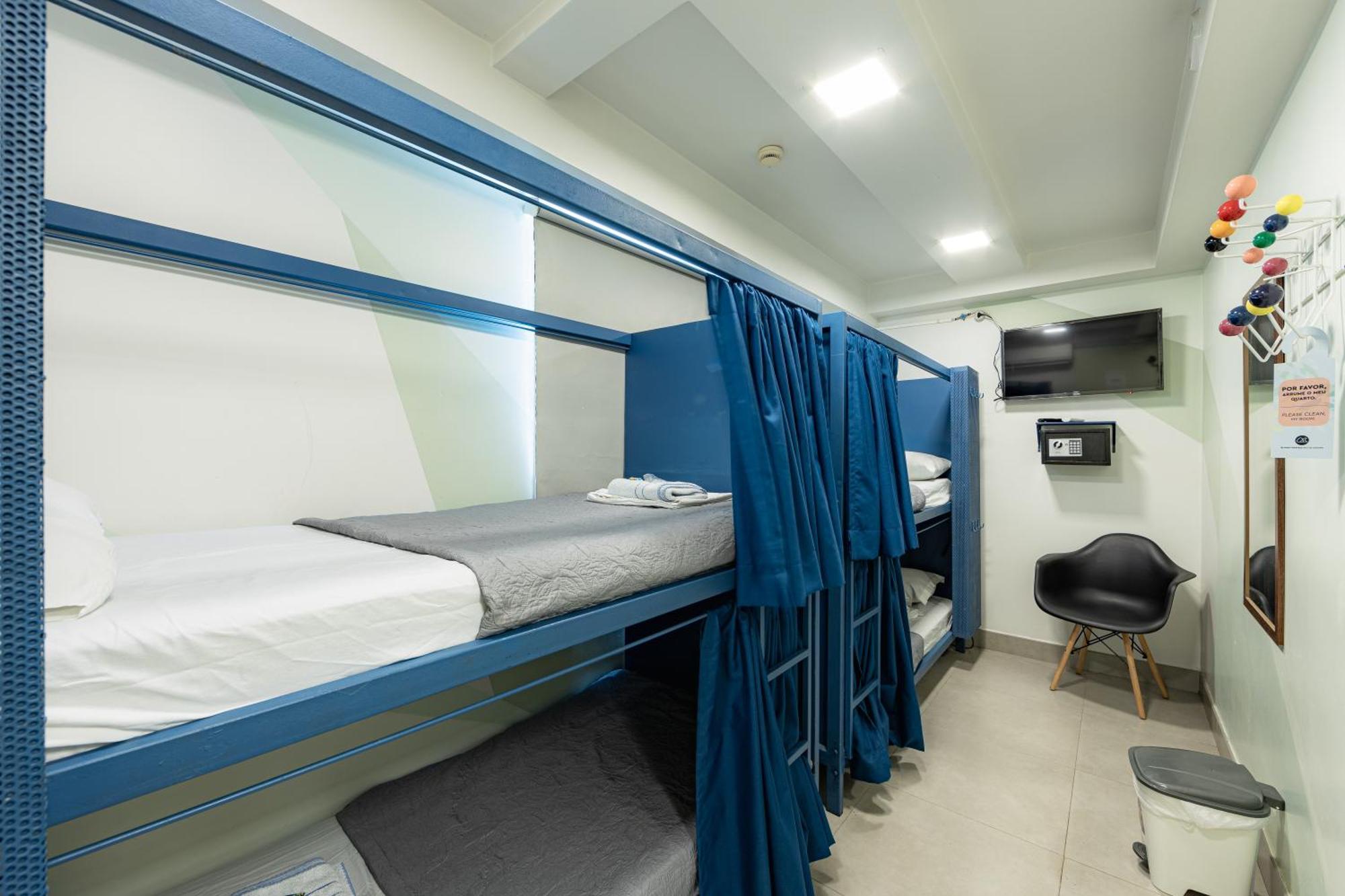Quarto Privativo com Cama de Casal ou 2 de Solteiro e Banheiro Privativo