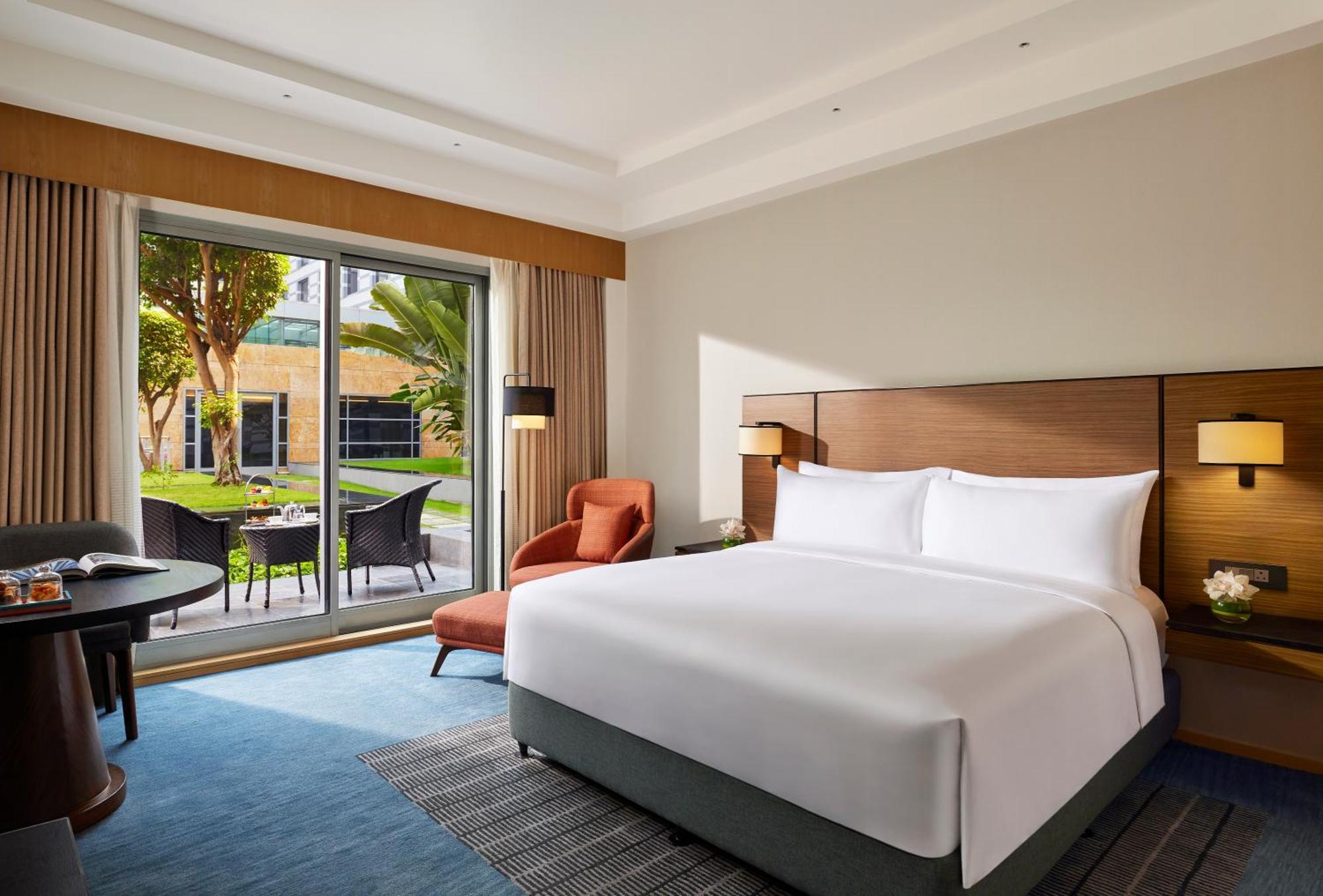 Zimmer mit Kingsize-Bett und Terrasse – Zugang zum Club