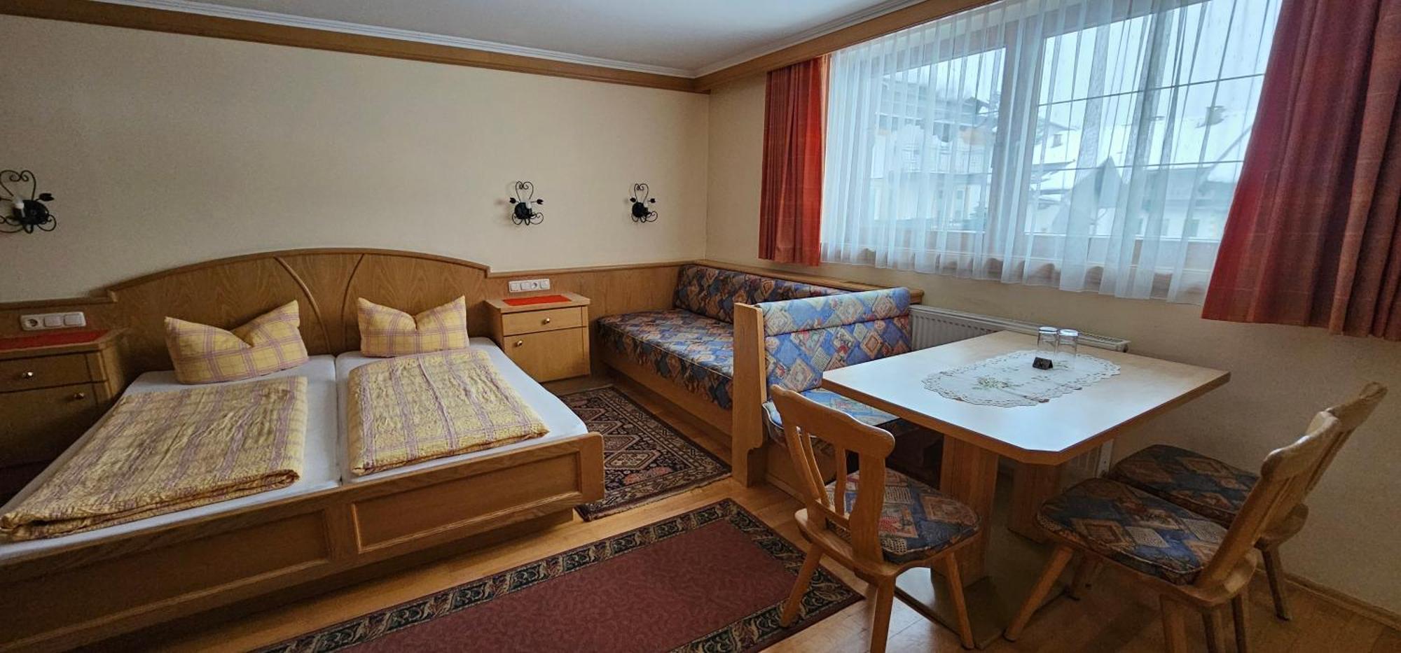 Family Room,1537096066:JPEG
