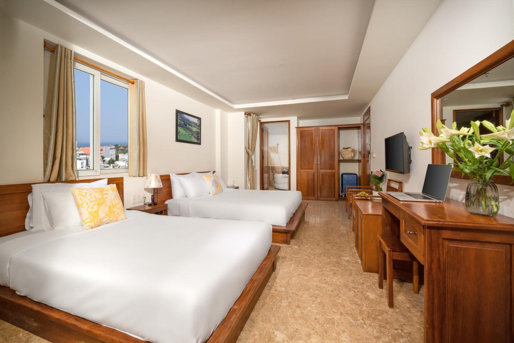 Deluxe Dreibettzimmer mit Stadtblick