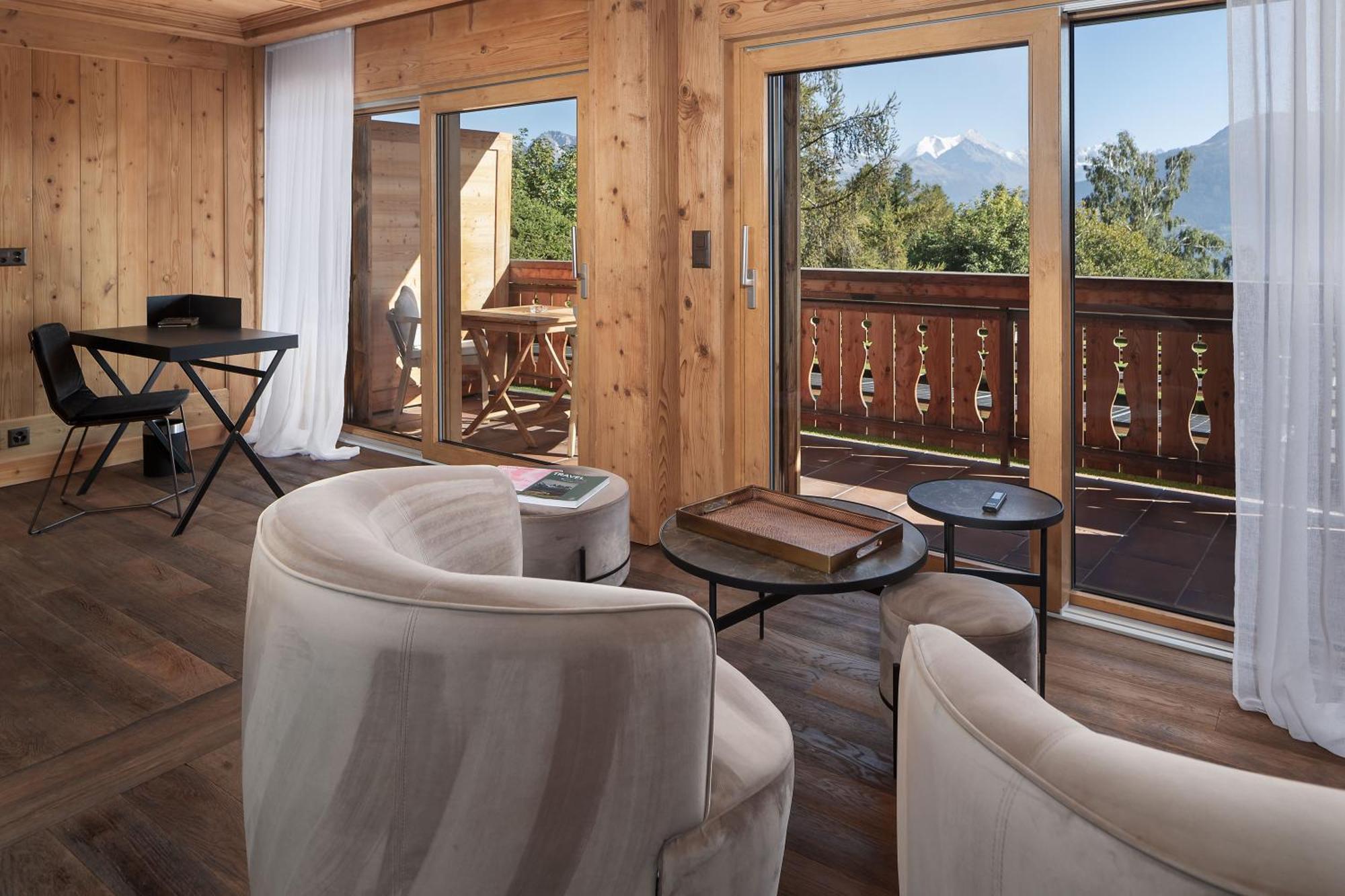 Junior Suite met Balkon en Uitzicht op de Bergen
