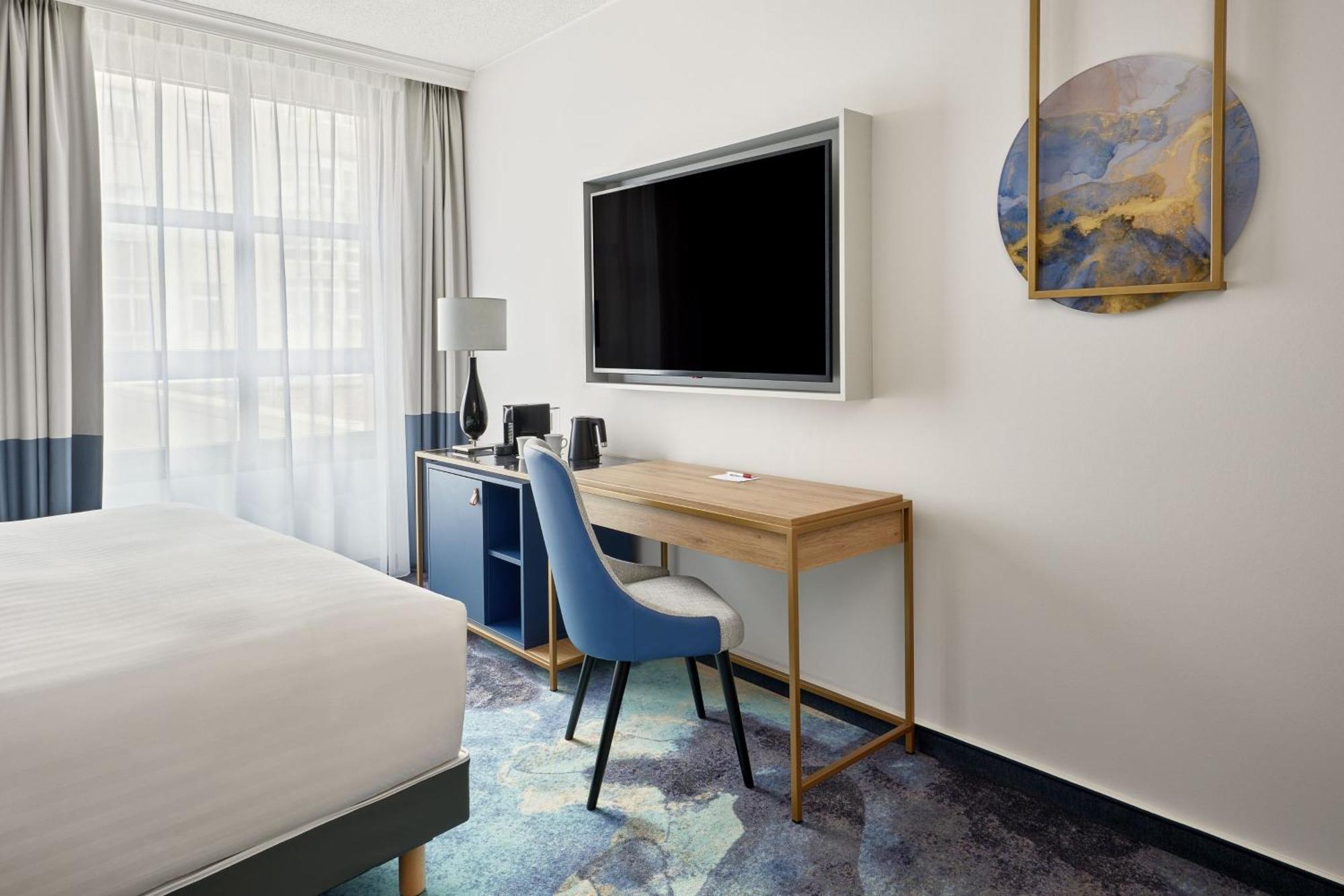 Habitación Executive con cama extragrande y acceso al salón