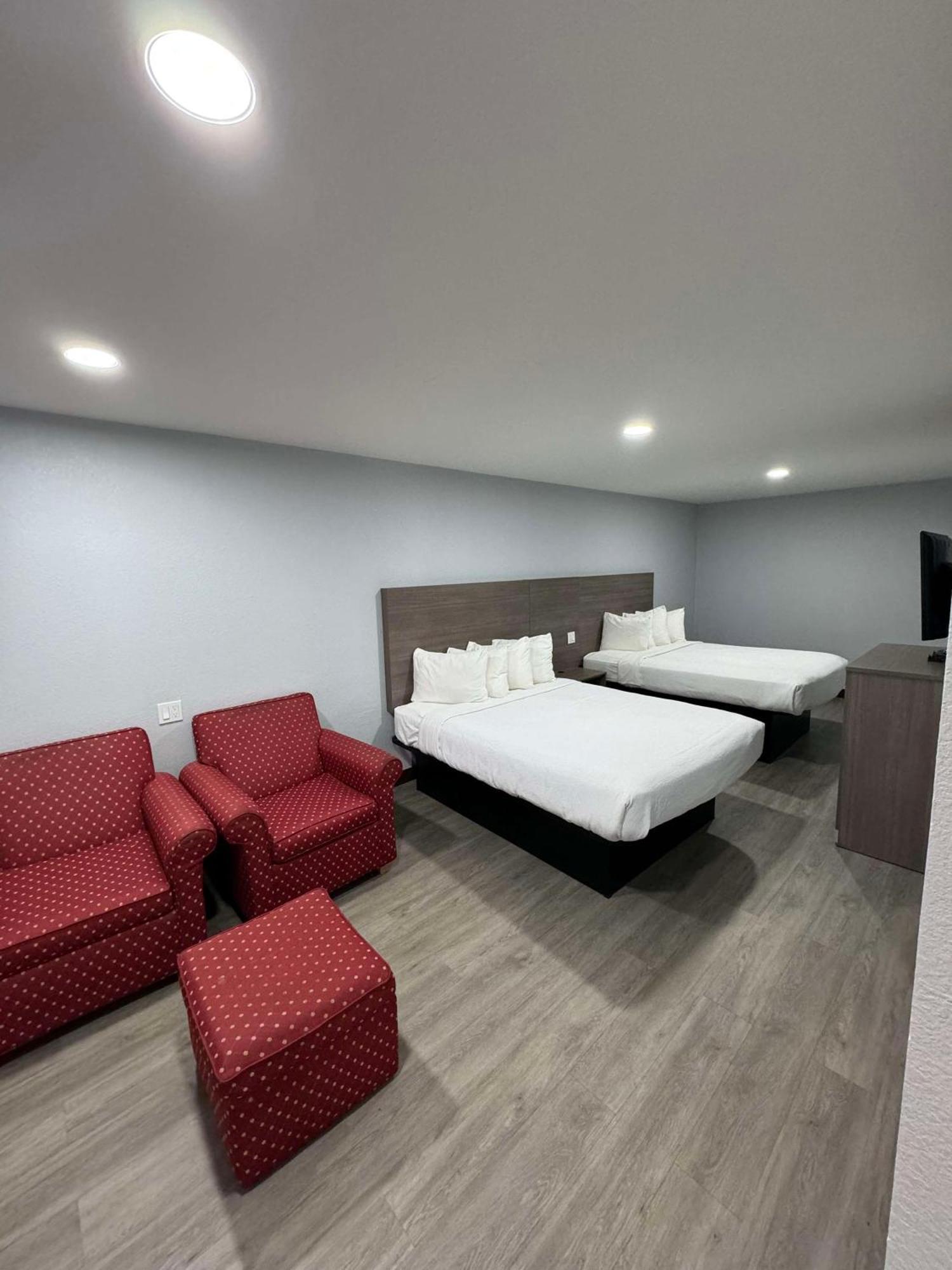 Room with One King Bed and Two Queen Beds