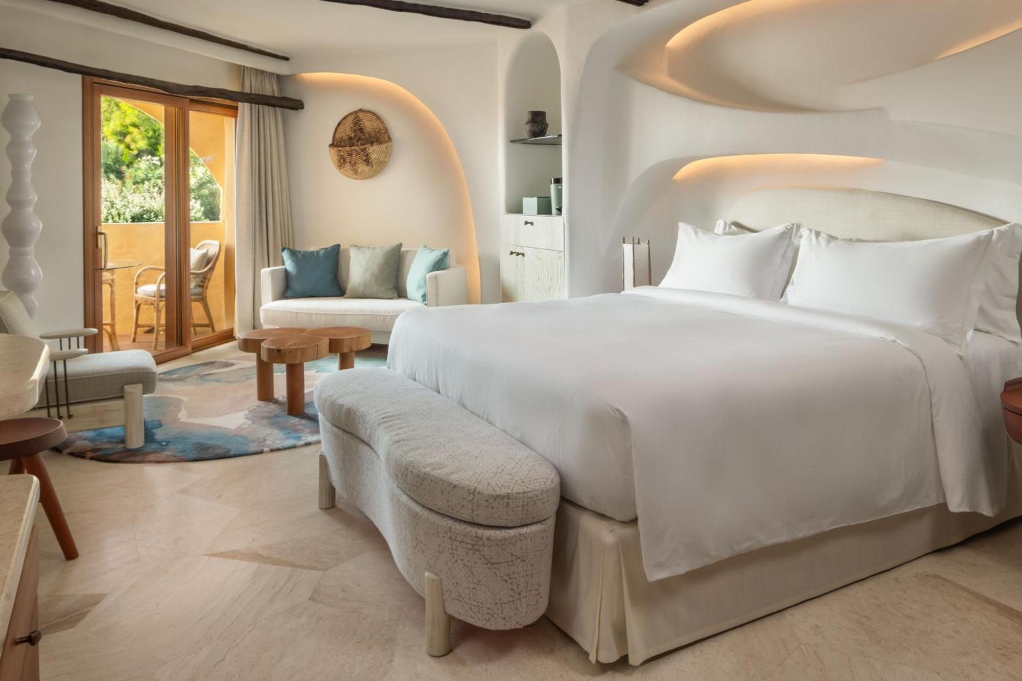 Contemporary Classic Zimmer mit Kingsize-Bett, Blick auf den Innenhof und Balkon