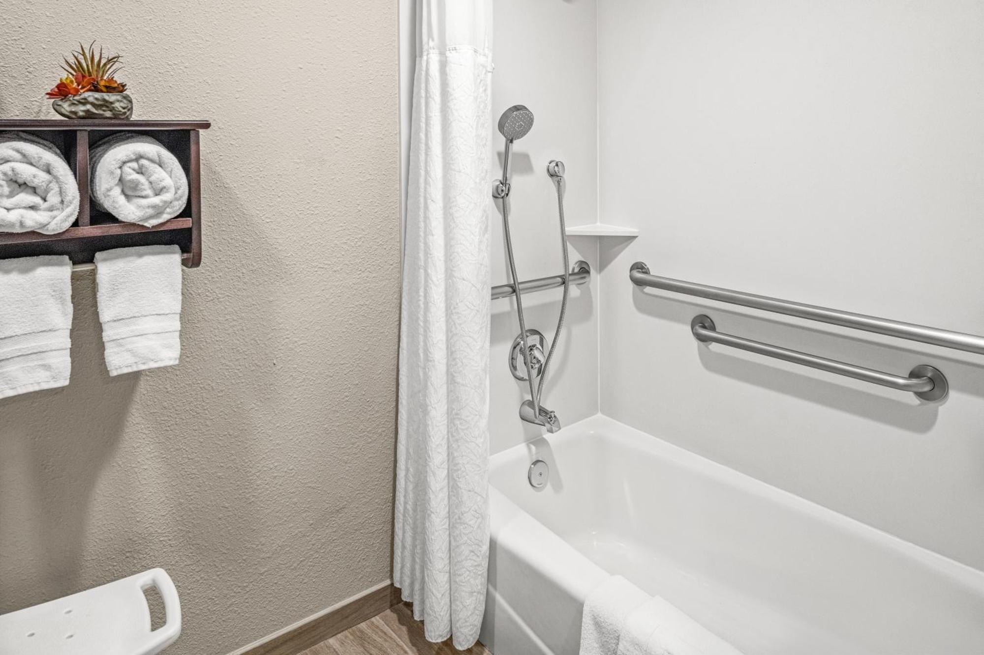 Chambre avec 2 Lits Queen-Size - Accessible aux Personnes à Mobilité Réduite