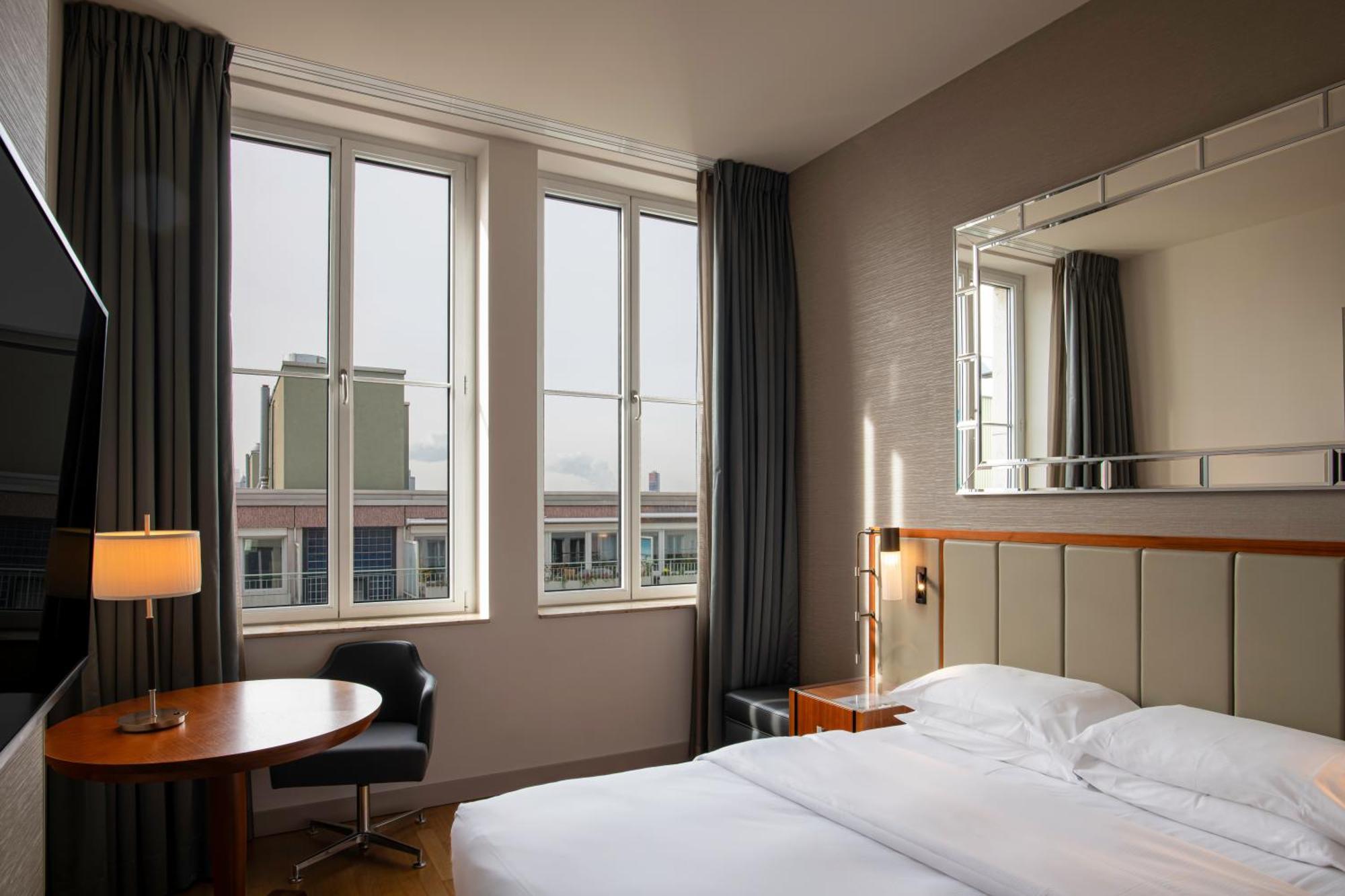 Habitación con cama grande