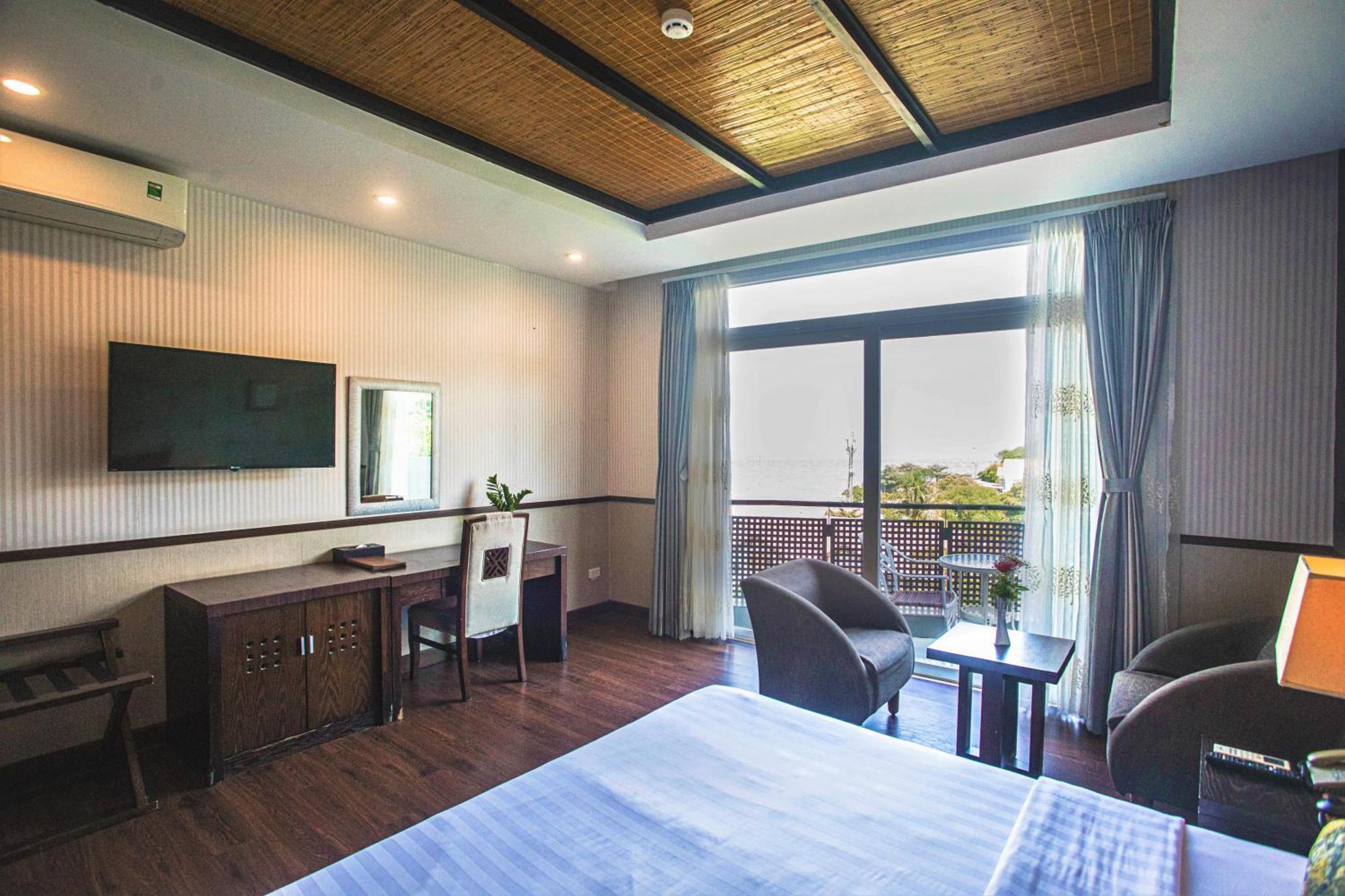 Habitación Doble Deluxe con vistas parciales al mar