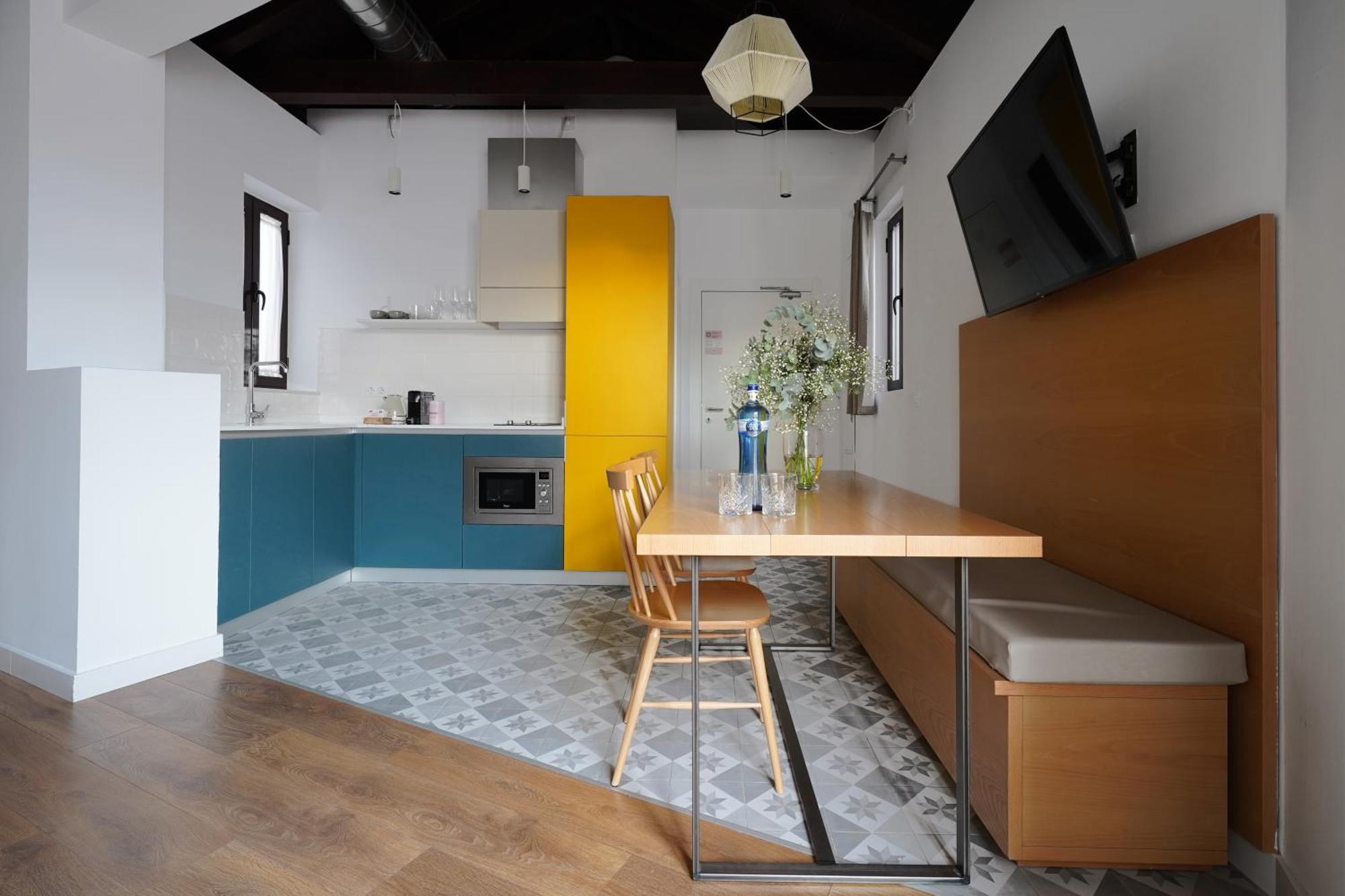 Apartamento grande de 1 dormitorio con terraza y sofá cama