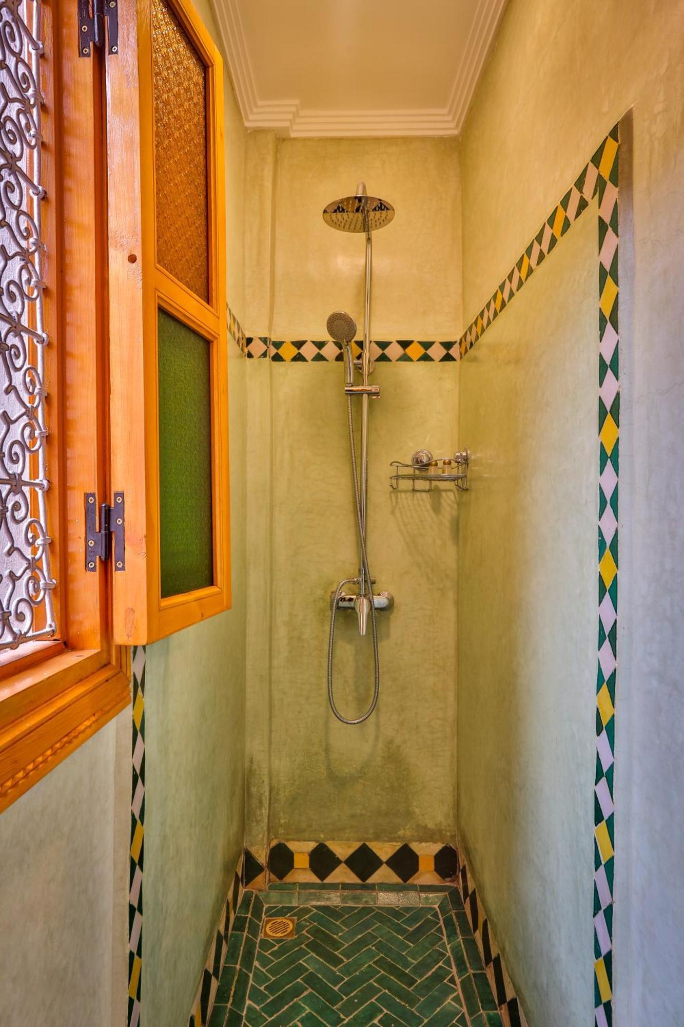 Habitación con cama grande