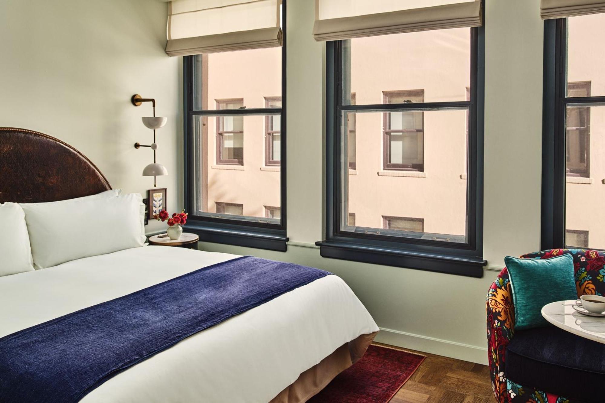 Zimmer mit Kingsize-Bett und Blick auf den Hof