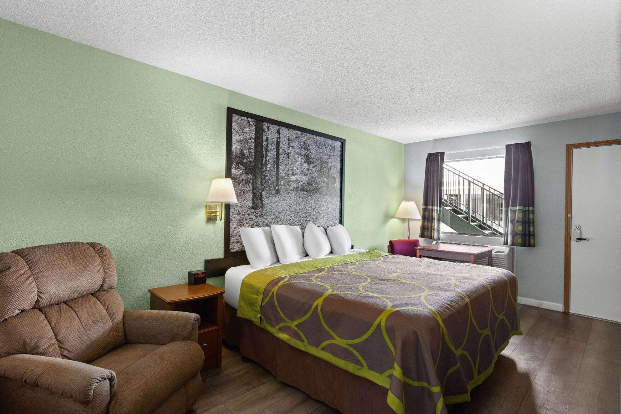 1 King Bed, Mobility Accessible Room, Bathtub w/ Grab Bars, Non-Smoking,1541521708:JPEG