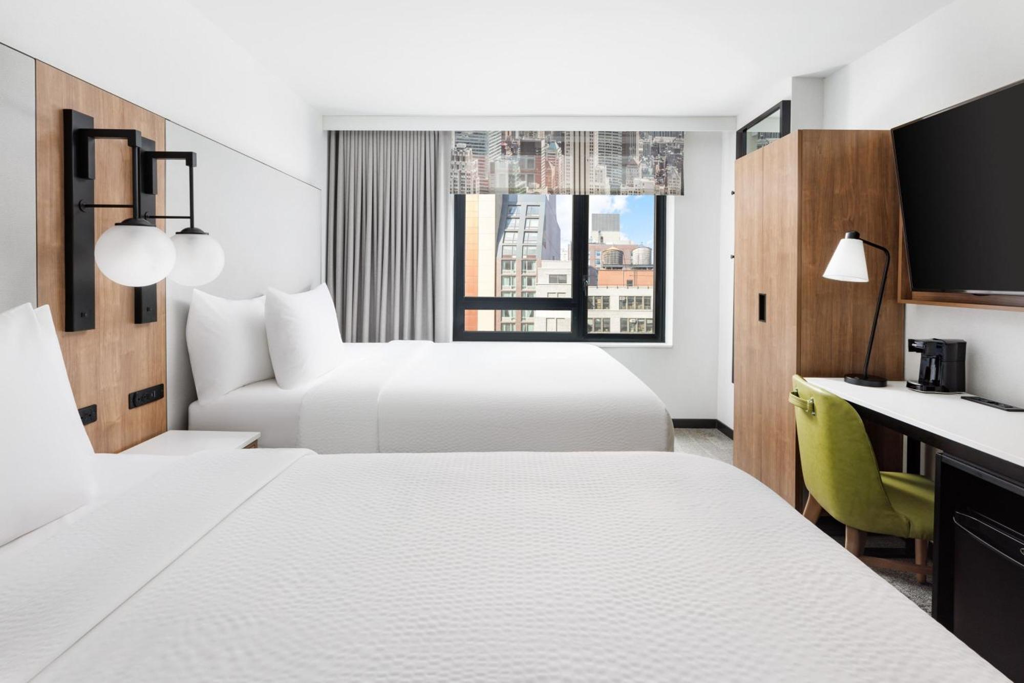 Zimmer mit 2 Queensize-Betten und Stadtblick