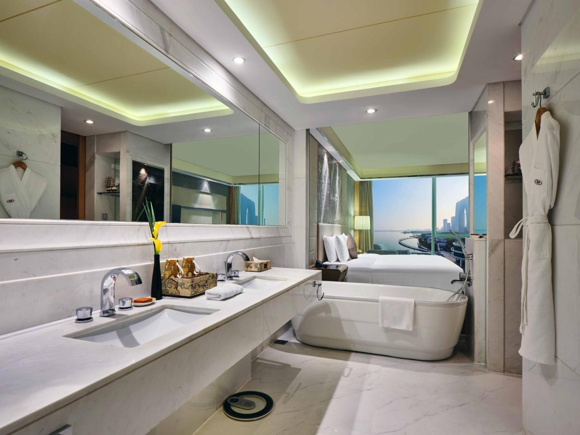 Premium Doppelzimmer mit 2 Doppelbetten und Seeblick