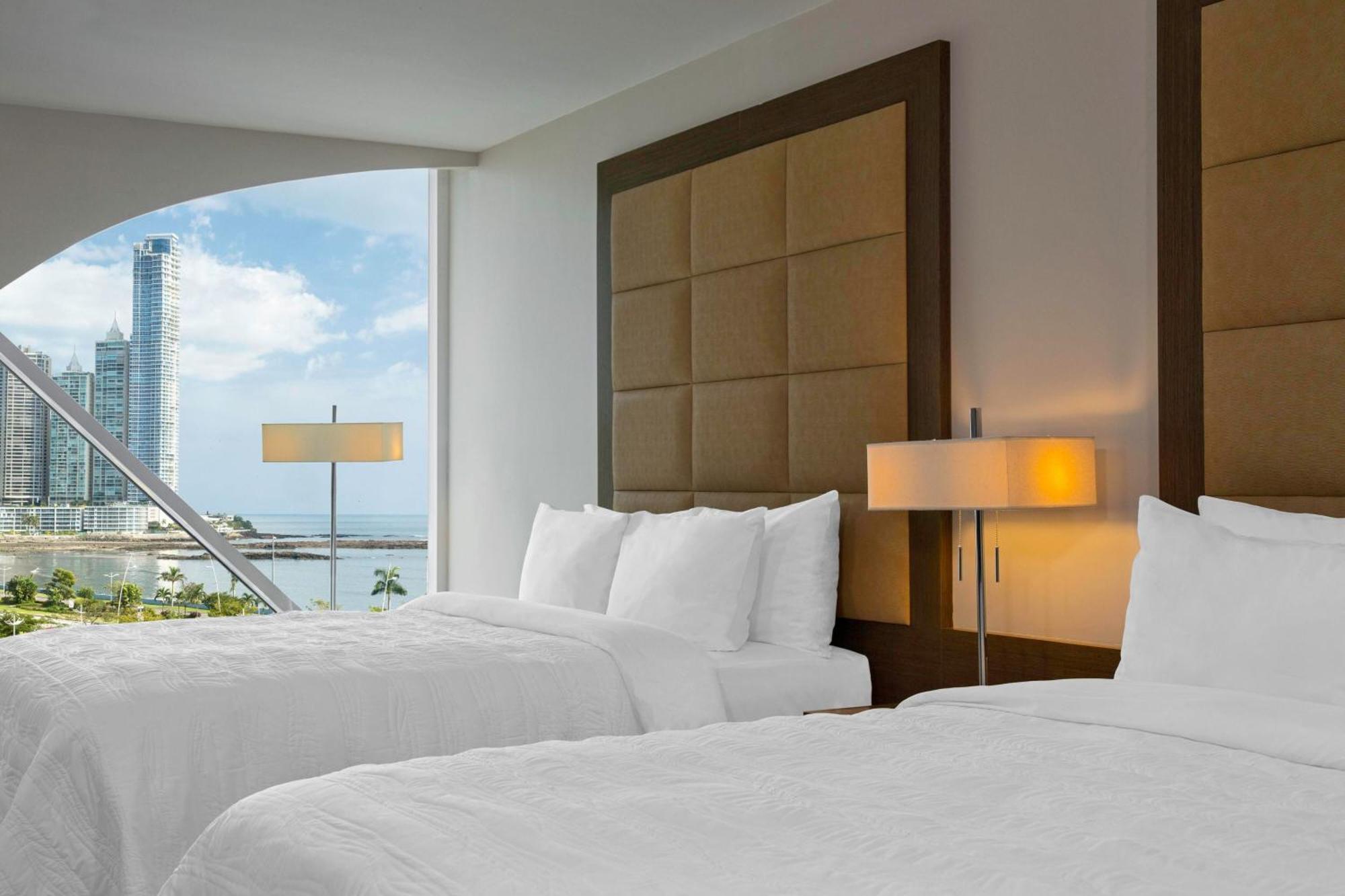 Quarto Duplo Deluxe com 2 Camas de Casal e Vista para o Mar