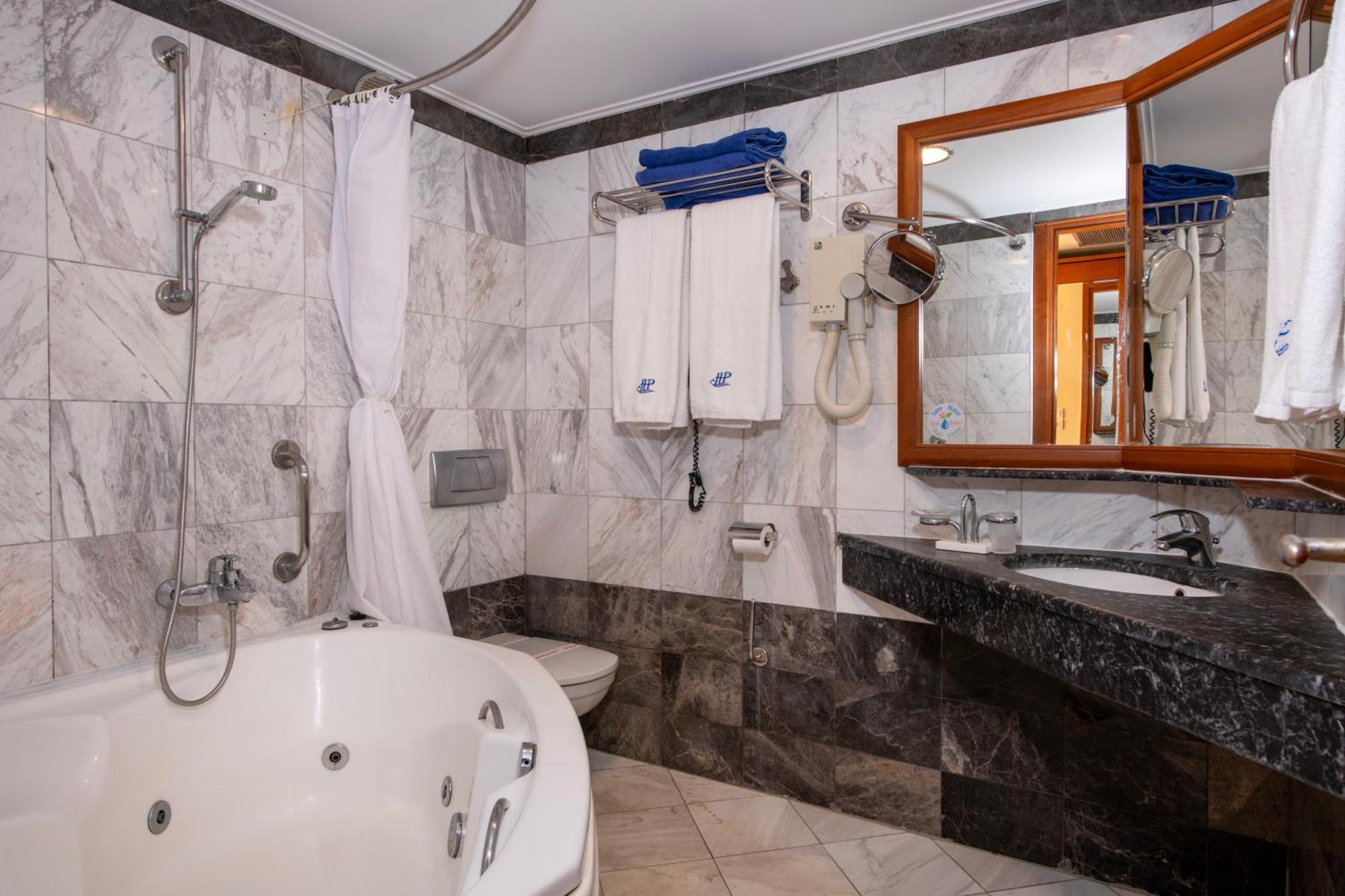 Deluxe Doppel-/Zweibettzimmer mit Whirlpool