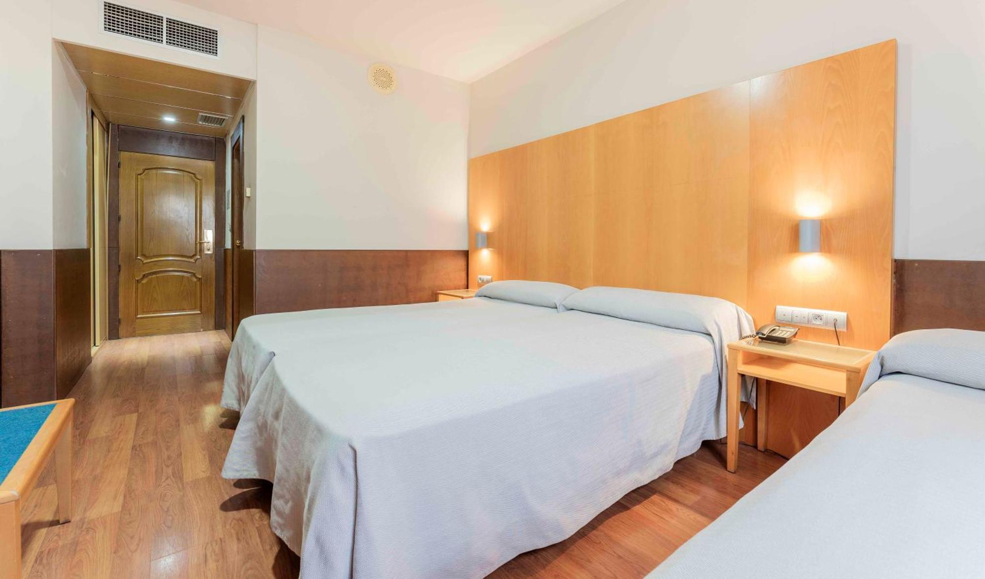 Quarto Triplo (2 Adultos + 1 Criança)