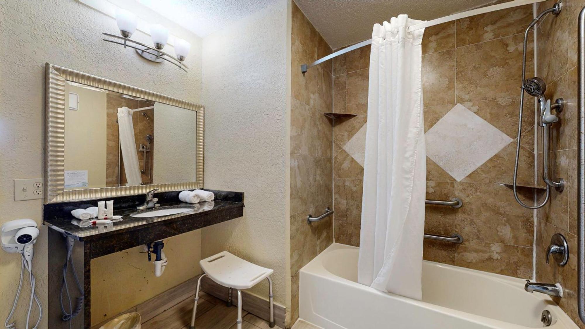 Quarto com 1 Cama King-size - Acessível para Hóspedes com Mobilidade Reduzida/Deficiência Auditiva - Primeiro Andar - Não Fumantes