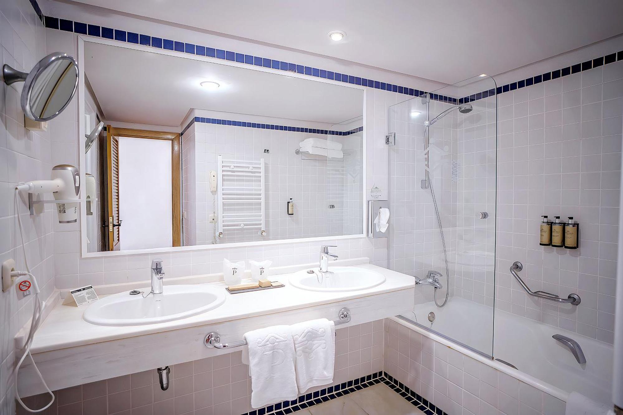 Chambre Double ou Lits Jumeaux Standard (3 Adultes)