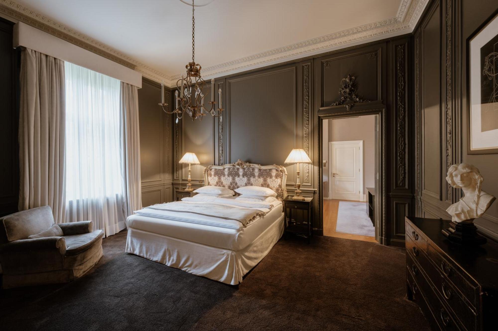 Executive Suite,1544637226:JPEG