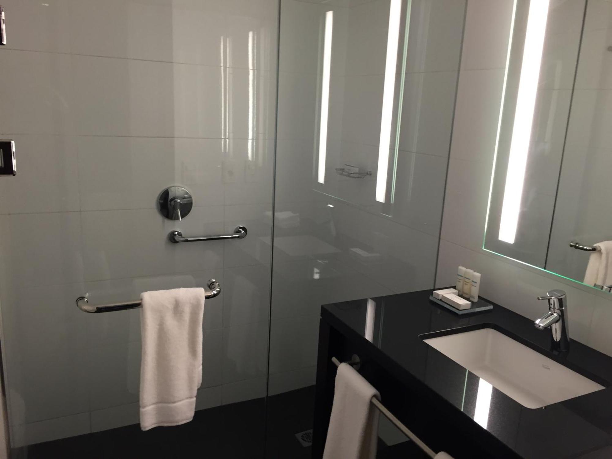 Quarto duplo com 2 camas de casal e vista frontal
