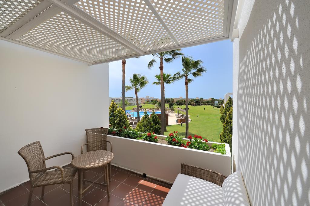 Suite Junior (2 Adultes) - Vue sur Piscine