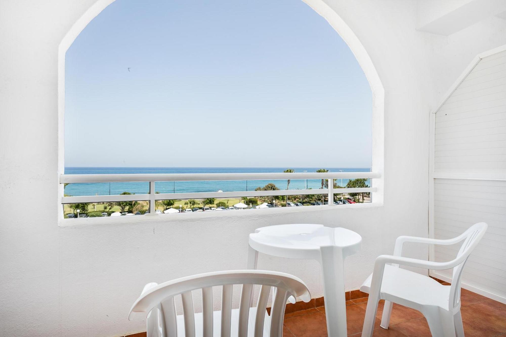 Habitación Doble Estándar con vistas al mar (2 adultos + 2 niños)