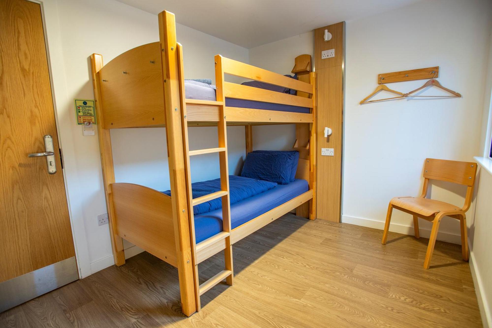 Tweepersoonskamer met 2 Aparte Bedden en Badkamer