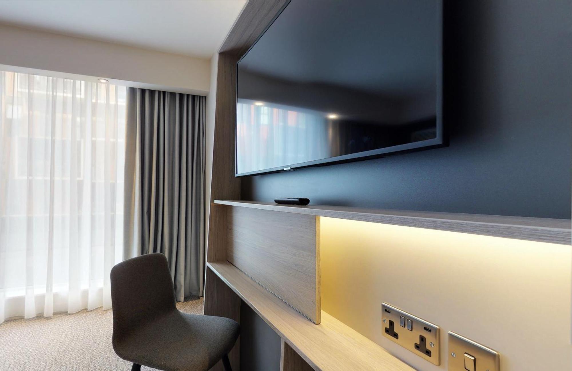 Premium Queen Room with Lounge Area