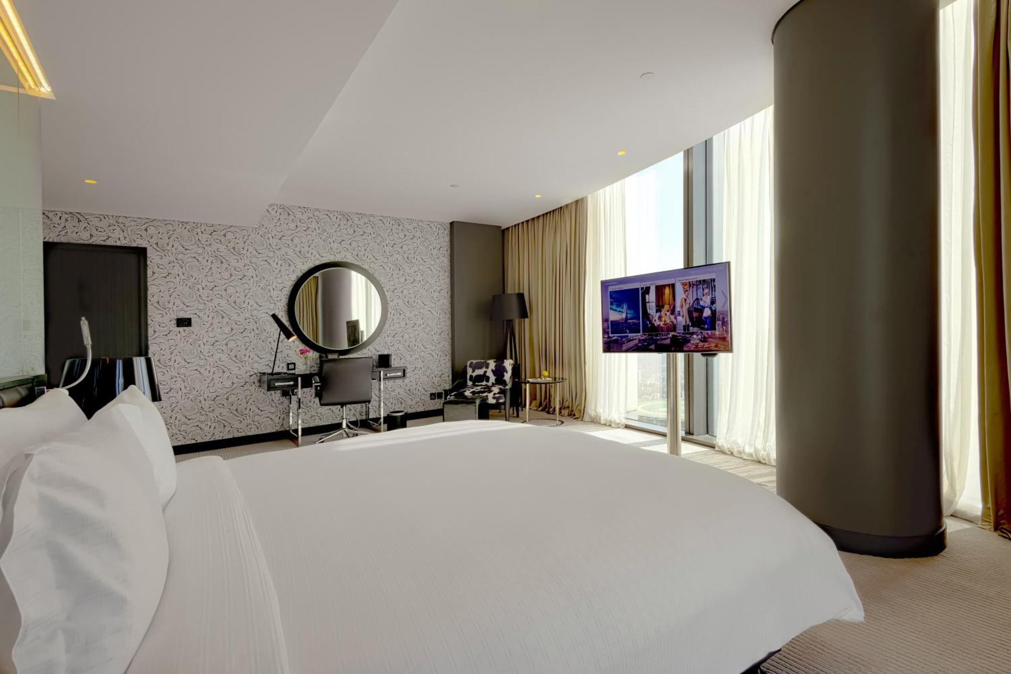 Grande Chambre d'Angle Lit King-Size - Vue sur Ville - Accès au Salon Club