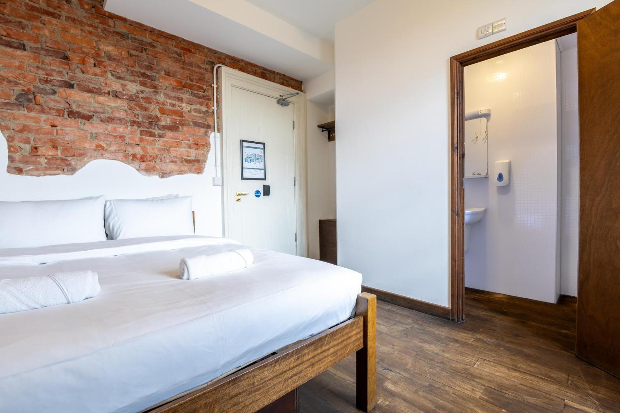Privé-Tweepersoonskamer met Eigen Badkamer